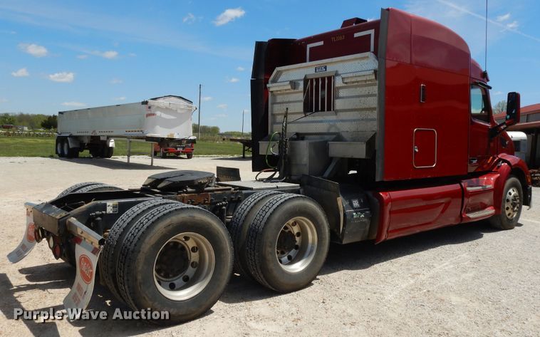 image for item DE5640 2015 Peterbilt 579 semi truck