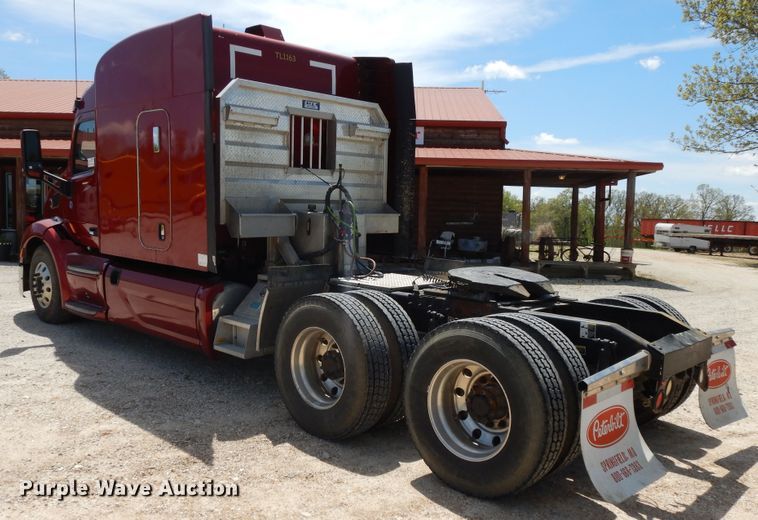 image for item DE5640 2015 Peterbilt 579 semi truck
