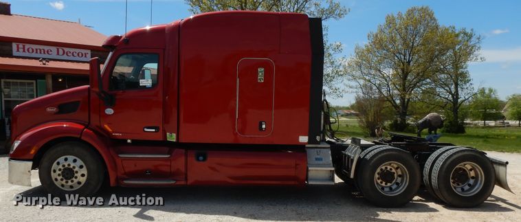 image for item DE5640 2015 Peterbilt 579 semi truck