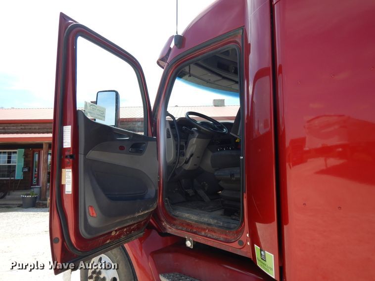 image for item DE5640 2015 Peterbilt 579 semi truck
