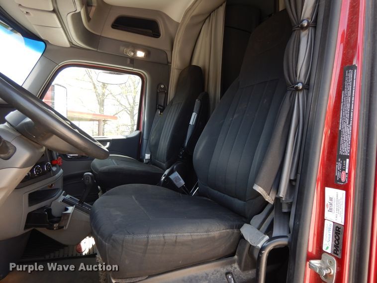 image for item DE5640 2015 Peterbilt 579 semi truck