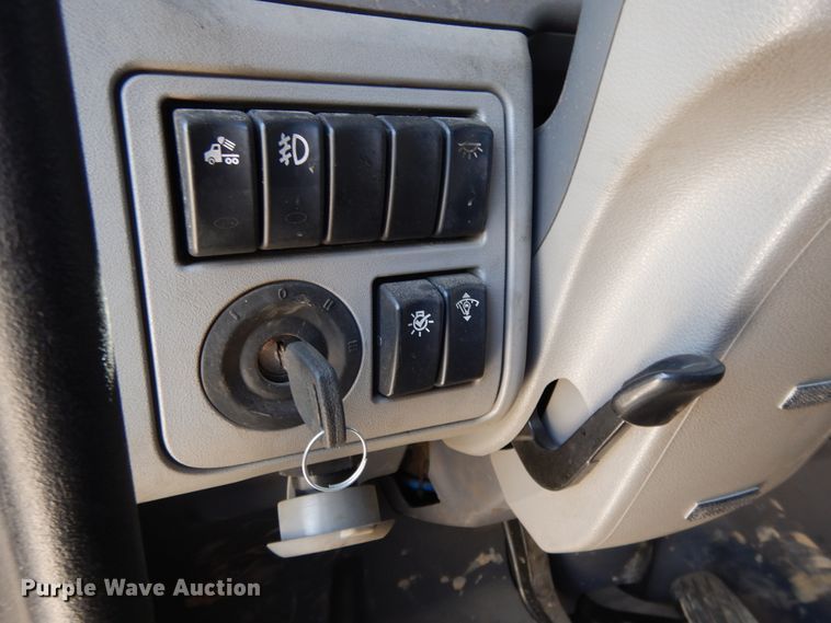 image for item DE5640 2015 Peterbilt 579 semi truck