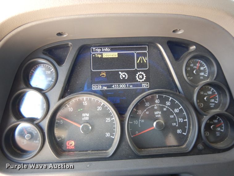 image for item DE5640 2015 Peterbilt 579 semi truck