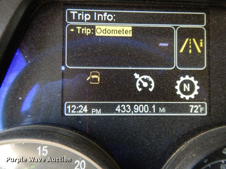 image for item DE5640 2015 Peterbilt 579 semi truck