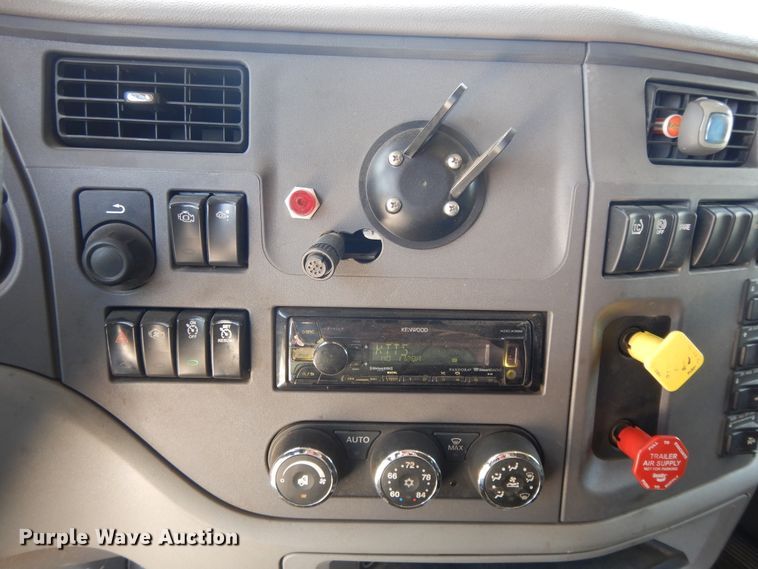 image for item DE5640 2015 Peterbilt 579 semi truck