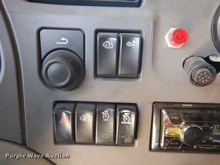 image for item DE5640 2015 Peterbilt 579 semi truck