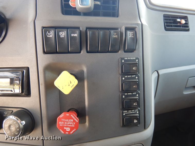 image for item DE5640 2015 Peterbilt 579 semi truck