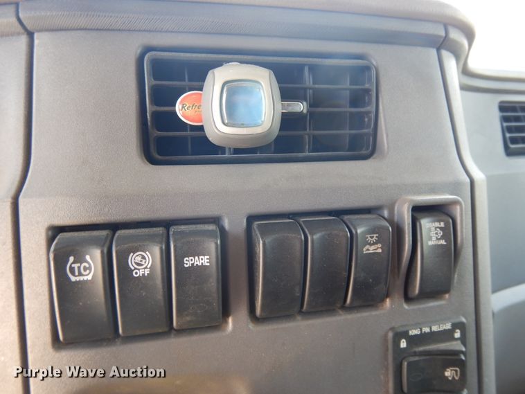 image for item DE5640 2015 Peterbilt 579 semi truck