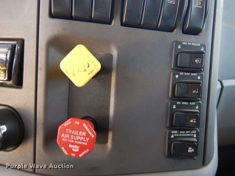 image for item DE5640 2015 Peterbilt 579 semi truck