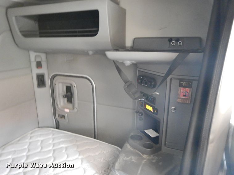 image for item DE5640 2015 Peterbilt 579 semi truck