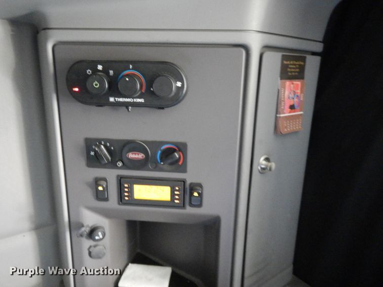 image for item DE5640 2015 Peterbilt 579 semi truck