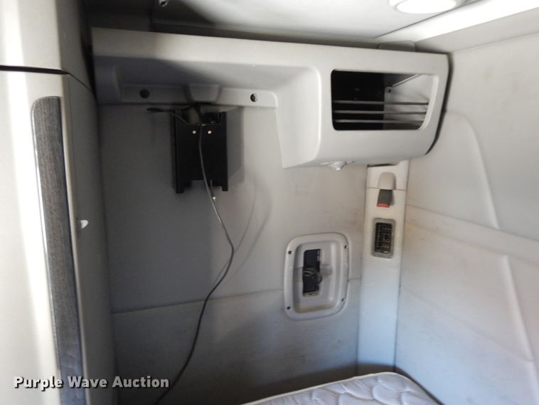 image for item DE5640 2015 Peterbilt 579 semi truck