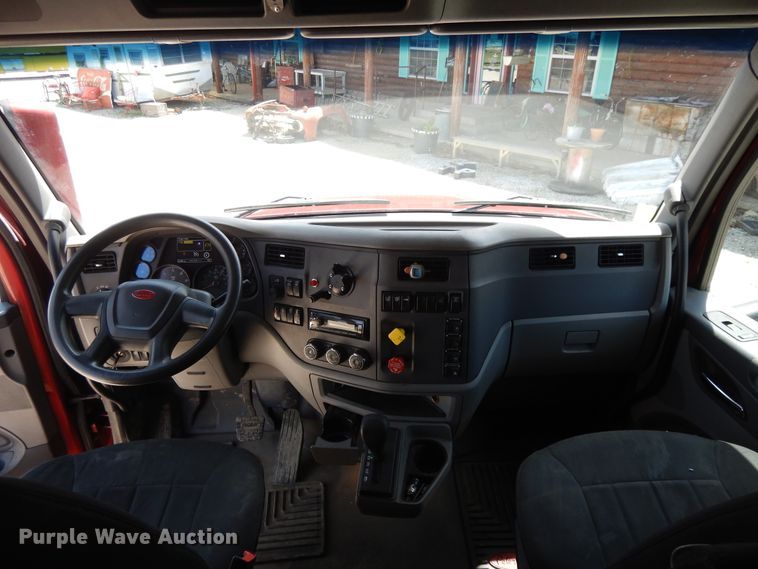 image for item DE5640 2015 Peterbilt 579 semi truck
