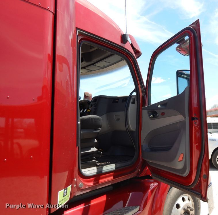 image for item DE5640 2015 Peterbilt 579 semi truck