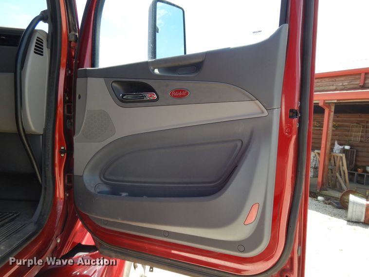 image for item DE5640 2015 Peterbilt 579 semi truck