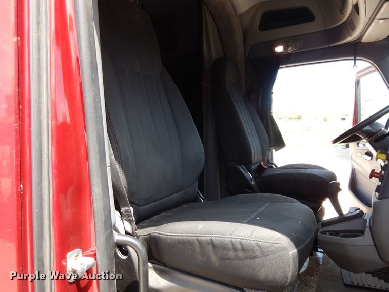 image for item DE5640 2015 Peterbilt 579 semi truck