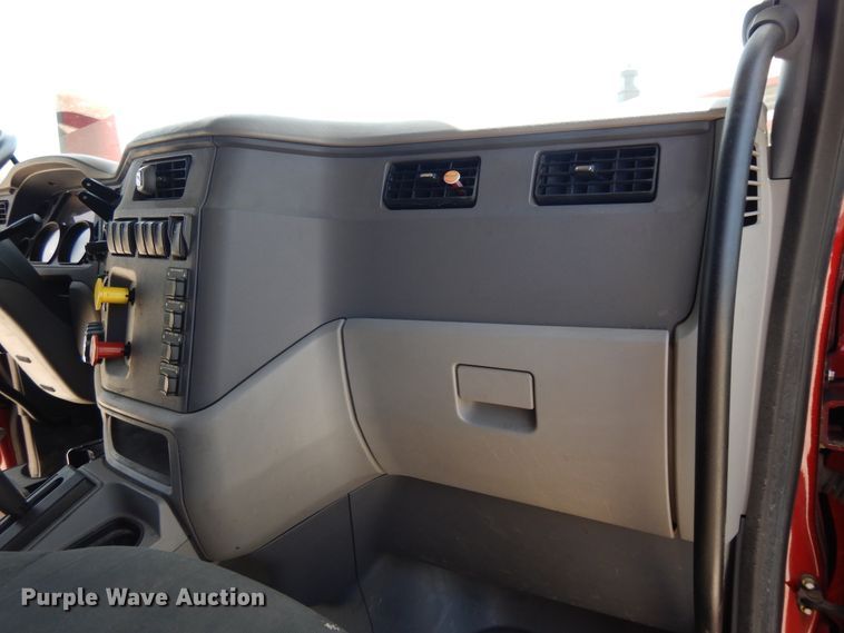 image for item DE5640 2015 Peterbilt 579 semi truck