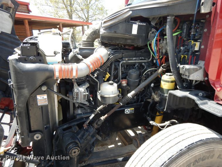 image for item DE5640 2015 Peterbilt 579 semi truck