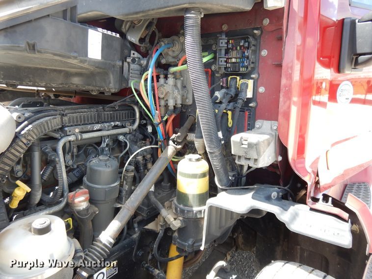 image for item DE5640 2015 Peterbilt 579 semi truck