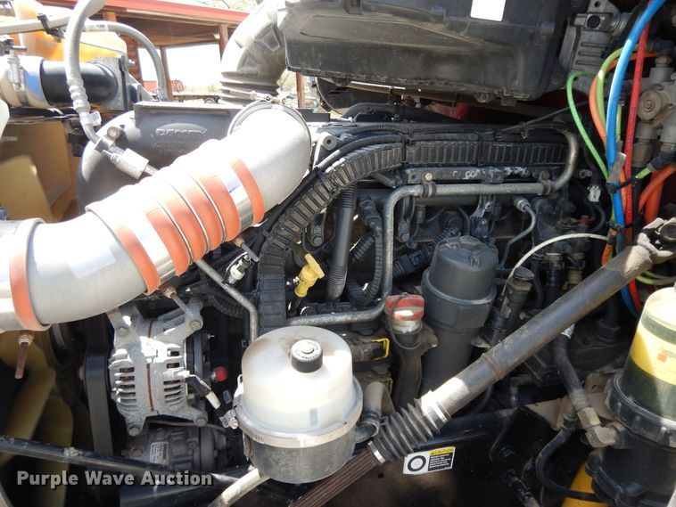 image for item DE5640 2015 Peterbilt 579 semi truck