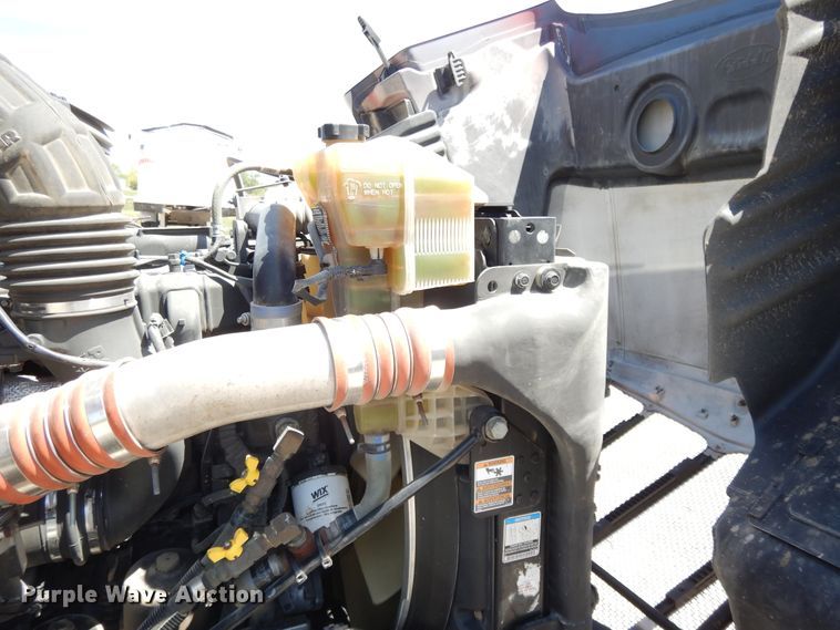 image for item DE5640 2015 Peterbilt 579 semi truck