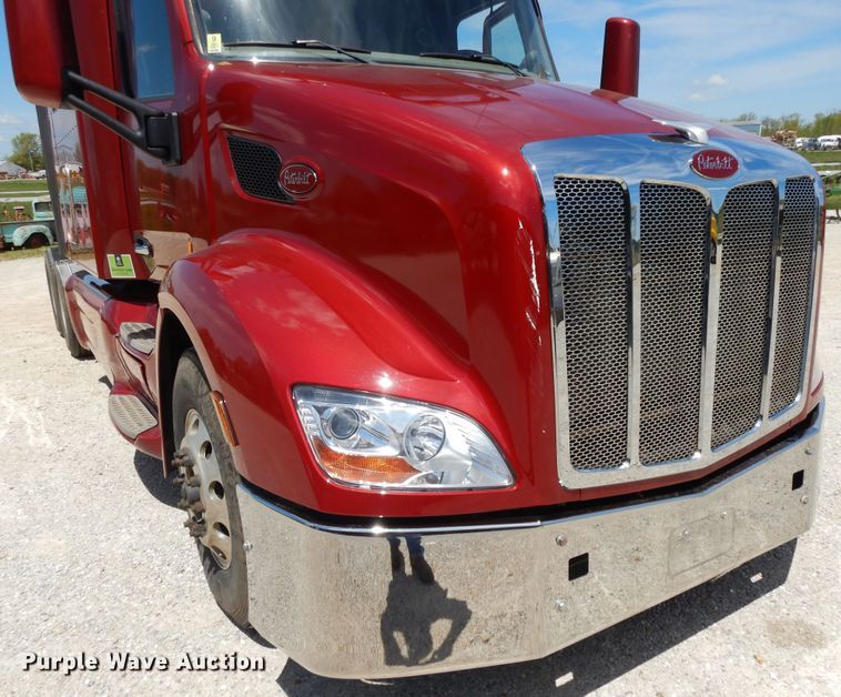 image for item DE5640 2015 Peterbilt 579 semi truck