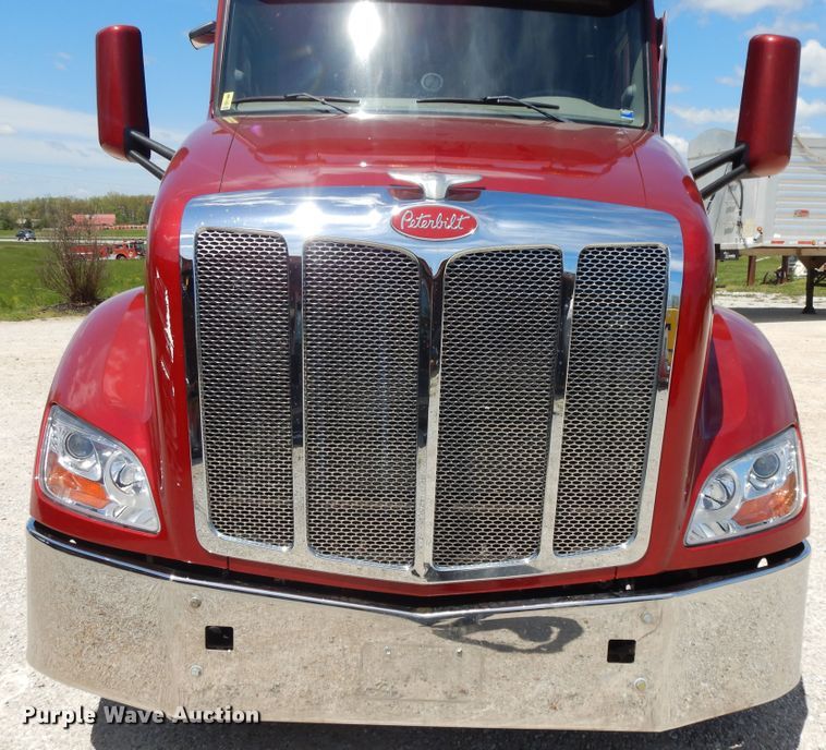 image for item DE5640 2015 Peterbilt 579 semi truck