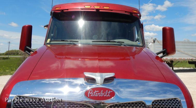 image for item DE5640 2015 Peterbilt 579 semi truck