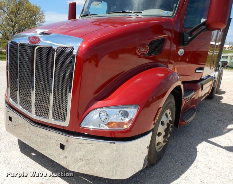 image for item DE5640 2015 Peterbilt 579 semi truck