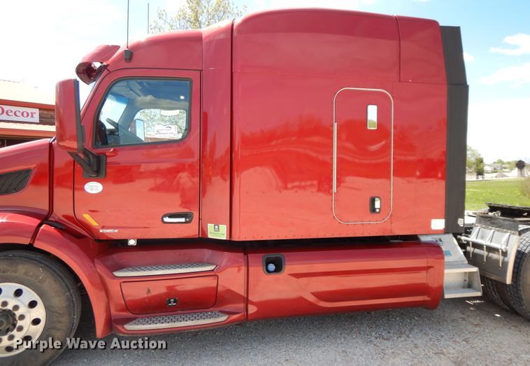 image for item DE5640 2015 Peterbilt 579 semi truck