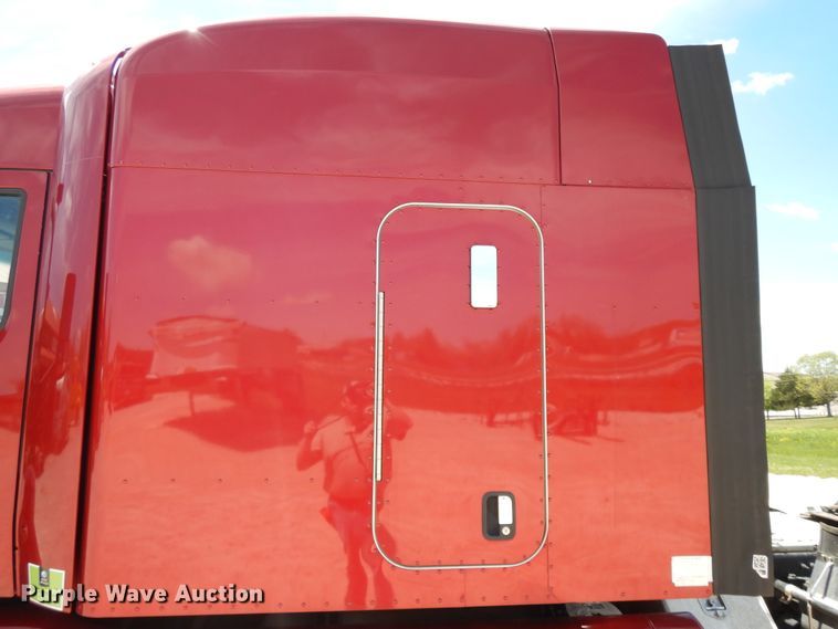 image for item DE5640 2015 Peterbilt 579 semi truck