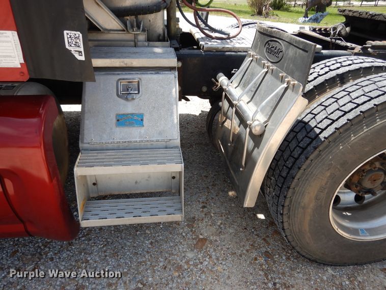 image for item DE5640 2015 Peterbilt 579 semi truck