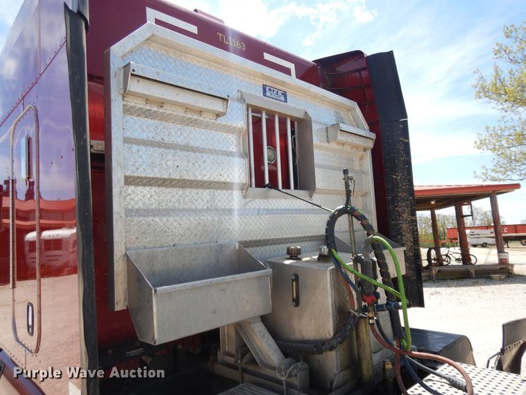 image for item DE5640 2015 Peterbilt 579 semi truck