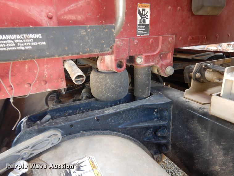 image for item DE5640 2015 Peterbilt 579 semi truck