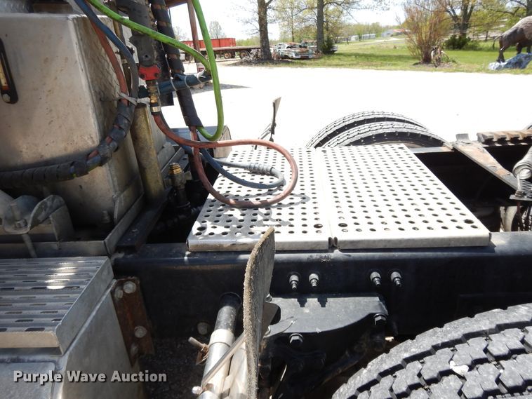 image for item DE5640 2015 Peterbilt 579 semi truck