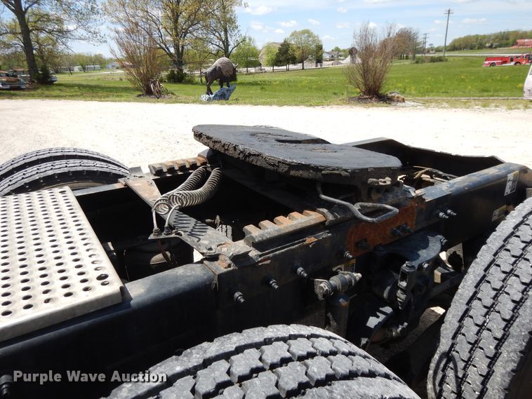 image for item DE5640 2015 Peterbilt 579 semi truck