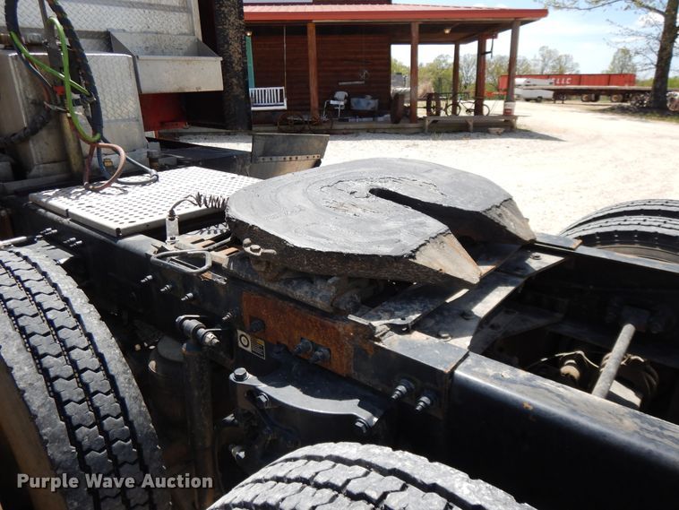 image for item DE5640 2015 Peterbilt 579 semi truck