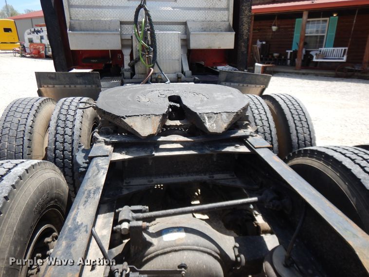 image for item DE5640 2015 Peterbilt 579 semi truck