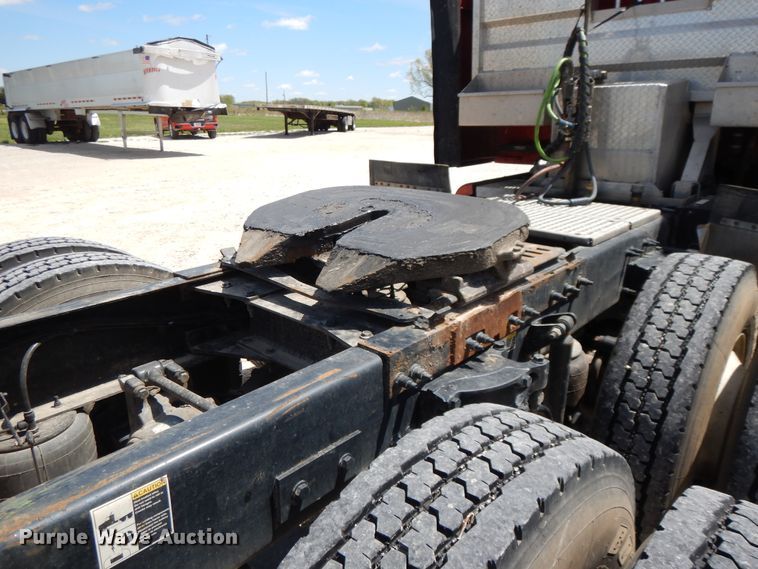 image for item DE5640 2015 Peterbilt 579 semi truck