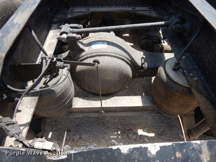 image for item DE5640 2015 Peterbilt 579 semi truck