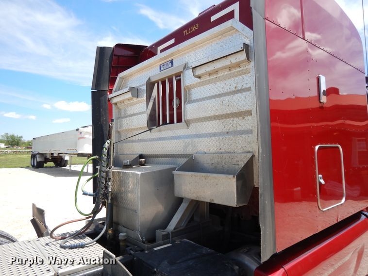 image for item DE5640 2015 Peterbilt 579 semi truck