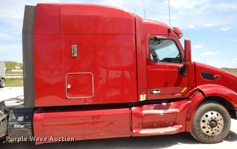 image for item DE5640 2015 Peterbilt 579 semi truck