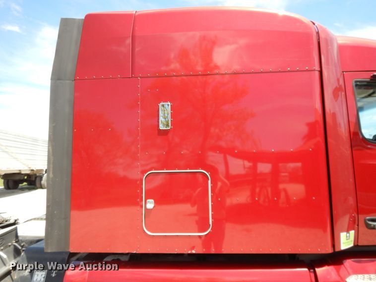 image for item DE5640 2015 Peterbilt 579 semi truck