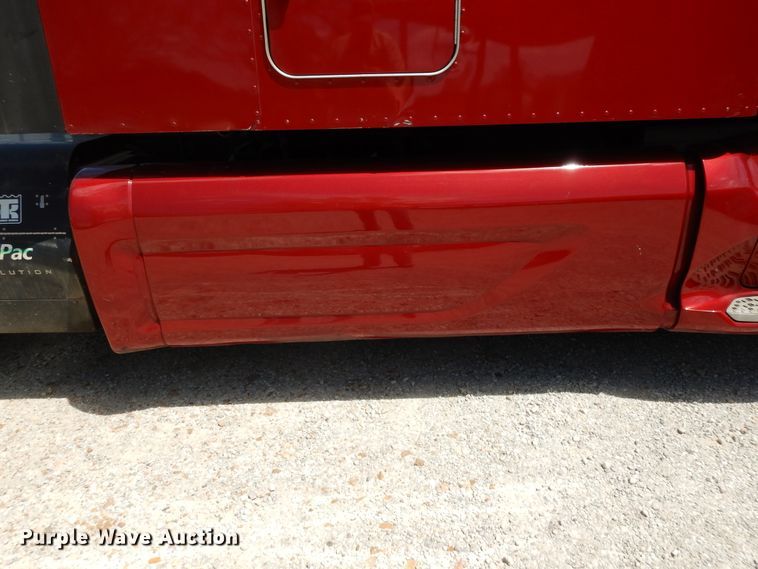 image for item DE5640 2015 Peterbilt 579 semi truck