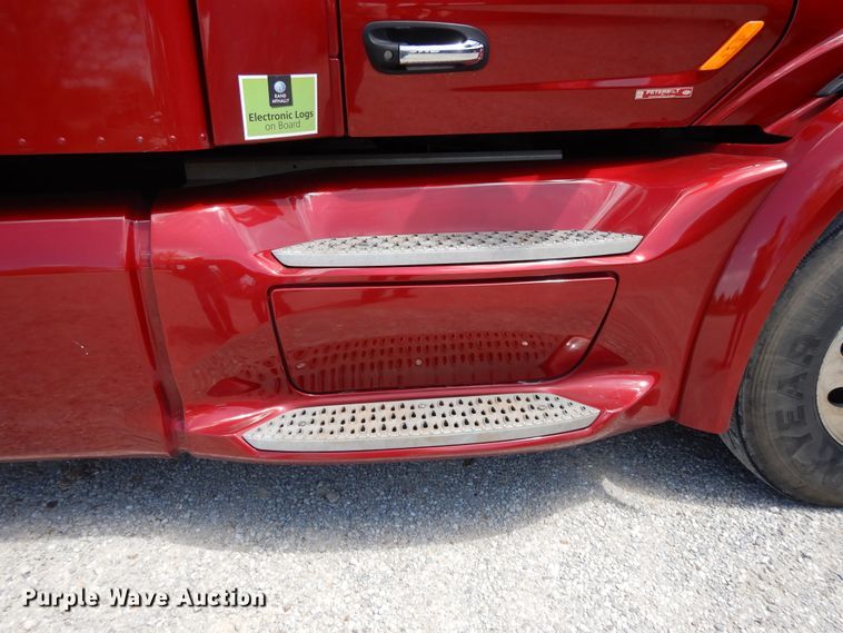 image for item DE5640 2015 Peterbilt 579 semi truck