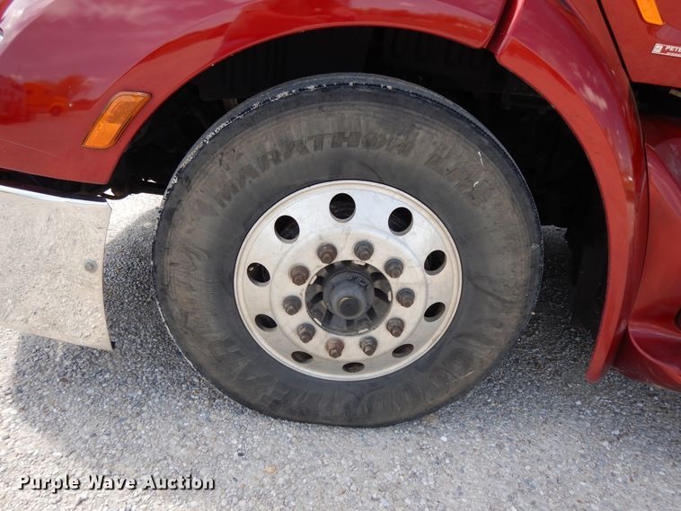 image for item DE5640 2015 Peterbilt 579 semi truck