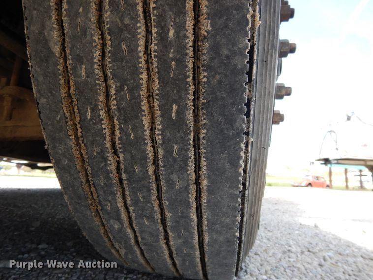 image for item DE5640 2015 Peterbilt 579 semi truck