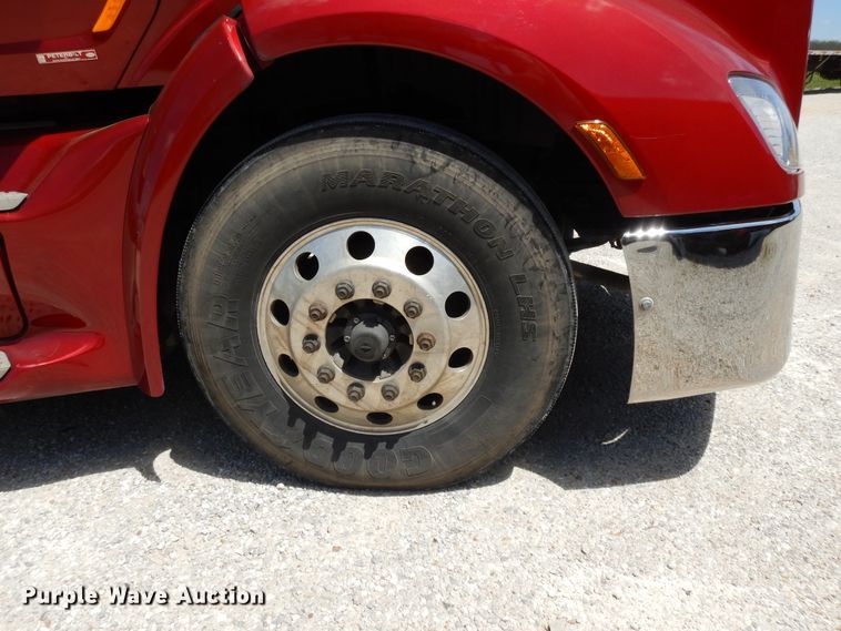 image for item DE5640 2015 Peterbilt 579 semi truck