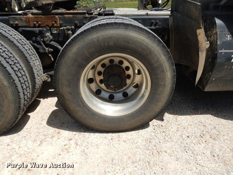 image for item DE5640 2015 Peterbilt 579 semi truck