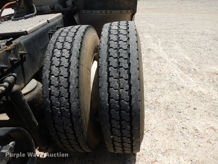 image for item DE5640 2015 Peterbilt 579 semi truck